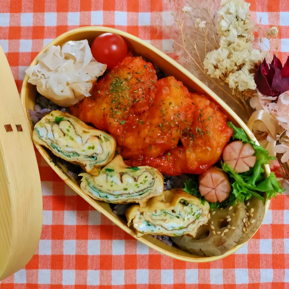 今日のわっぱご飯

海老チリ弁当
　海老チリ
　シュウマイ
　三つ葉のだし巻き玉子

美味しくできました✨|ふかふかごはんさん