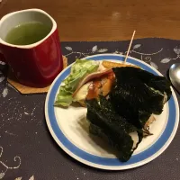 鮭ふりかけと鰹ふりかけと塩昆布の混ぜご飯おにぎり、レーズンロールパントーストサンドイッチ、たたきごぼう、熱い日本茶、バナナ(朝ご飯)|enarinさん