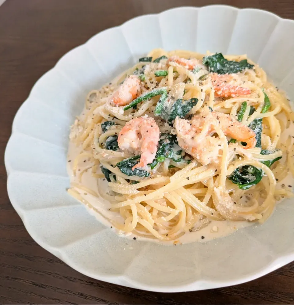 エビとほうれん草のクリームパスタ🍤|じょうさん