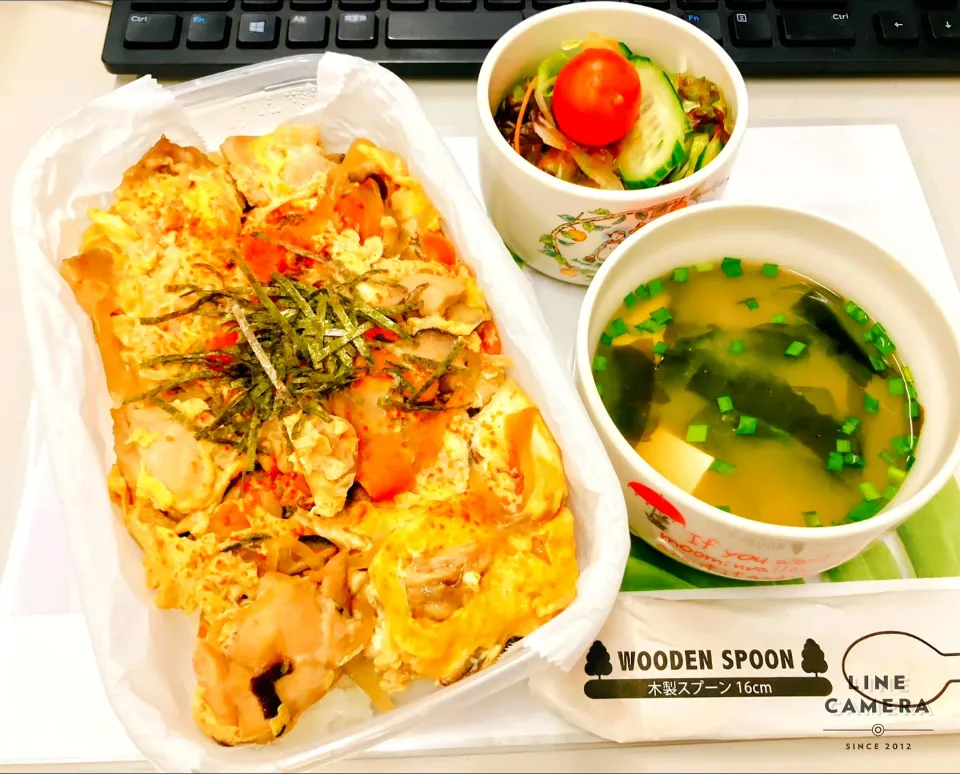 本日の日替わり弁当🍱

①親子丼
②野菜サラダ（玉ねぎドレッシング）

   おまけの汁物    豆腐とワカメのみそ汁|TakeBooさん
