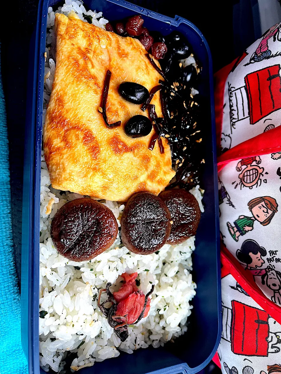 #昼飯　豆と子持ち昆布の天パー顔チーズオムレツと梅と焼き椎茸3個と黒豆7個あずき豆7個乗せワカメしらす混ぜご飯弁当|ms903さん