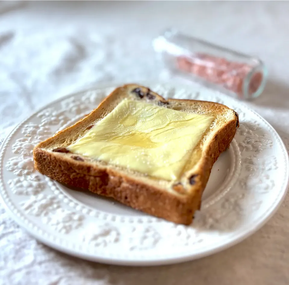 レーズンパンの蜂蜜チーズトースト|かっちゃん杉さん