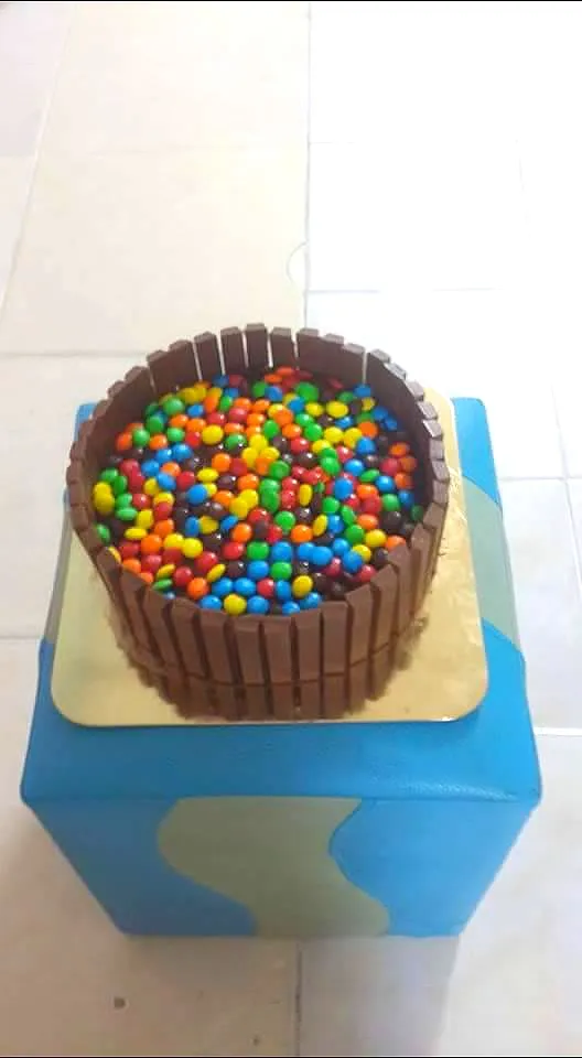 Kit Kat and M&M cake🎂🍫|patlovestocookさん