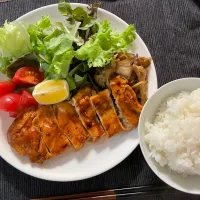 鶏胸ステーキメインのお夕飯🌛|みーぬさん