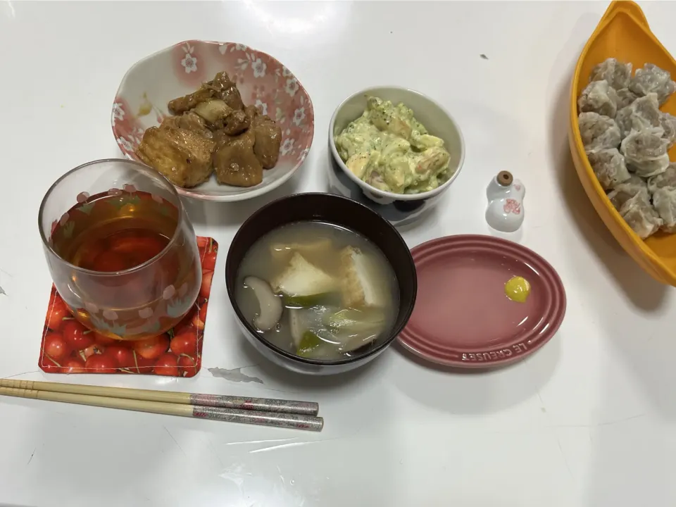 晩御飯☆崎陽軒の焼売☆サラダ（ブロッコリー・えび・卵）☆ねぎま炒め（ねぎま・厚揚げ）☆白湯スープ（椎茸・葱・厚揚げ）|Saharaさん