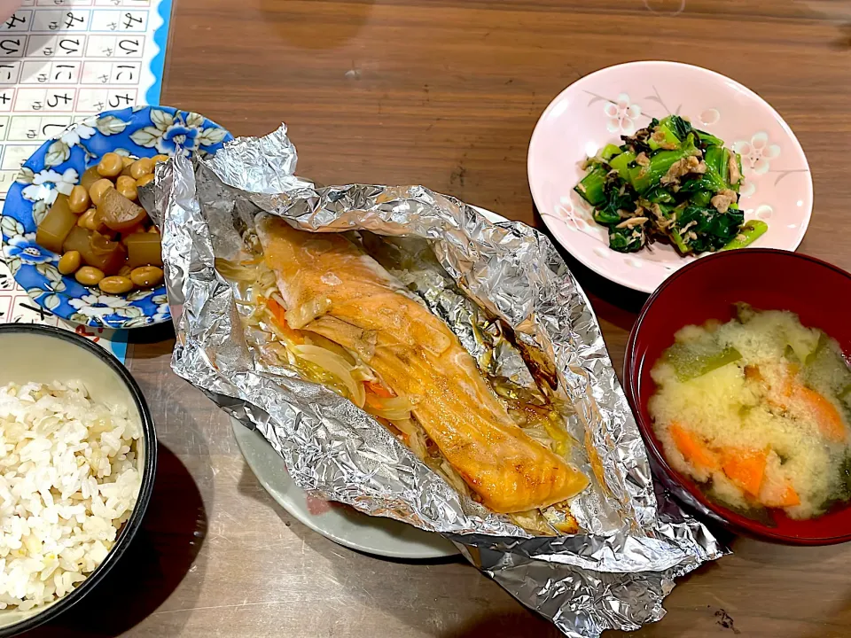 鮭のホイル焼き　じゃがいもとわかめの味噌汁　小松菜とツナの塩昆布和え　蒟蒻と大豆の甘辛煮|おさむん17さん