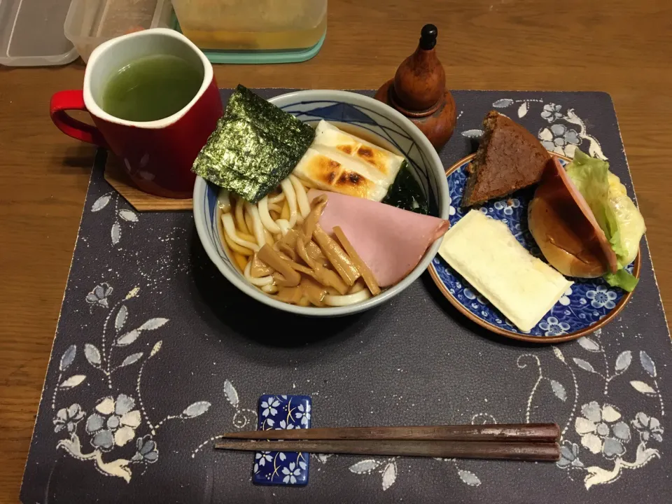 力うどん、レーズンロールパントーストサンドイッチ、トーストしたランチパック(チーズカレー)、熱い日本茶、手作りバナナチョコケーキ(昼飯)|enarinさん