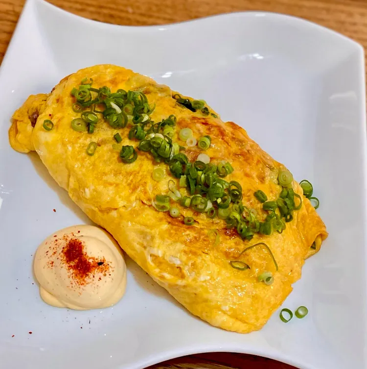 「めんたい出汁巻き玉子」🥚
フライパンで巻くので 形がイビツなのは ご愛嬌（笑）  昨夜のオデンの残りと 味噌汁を添えて 朝ごはん💦|ばくあんしゃさん