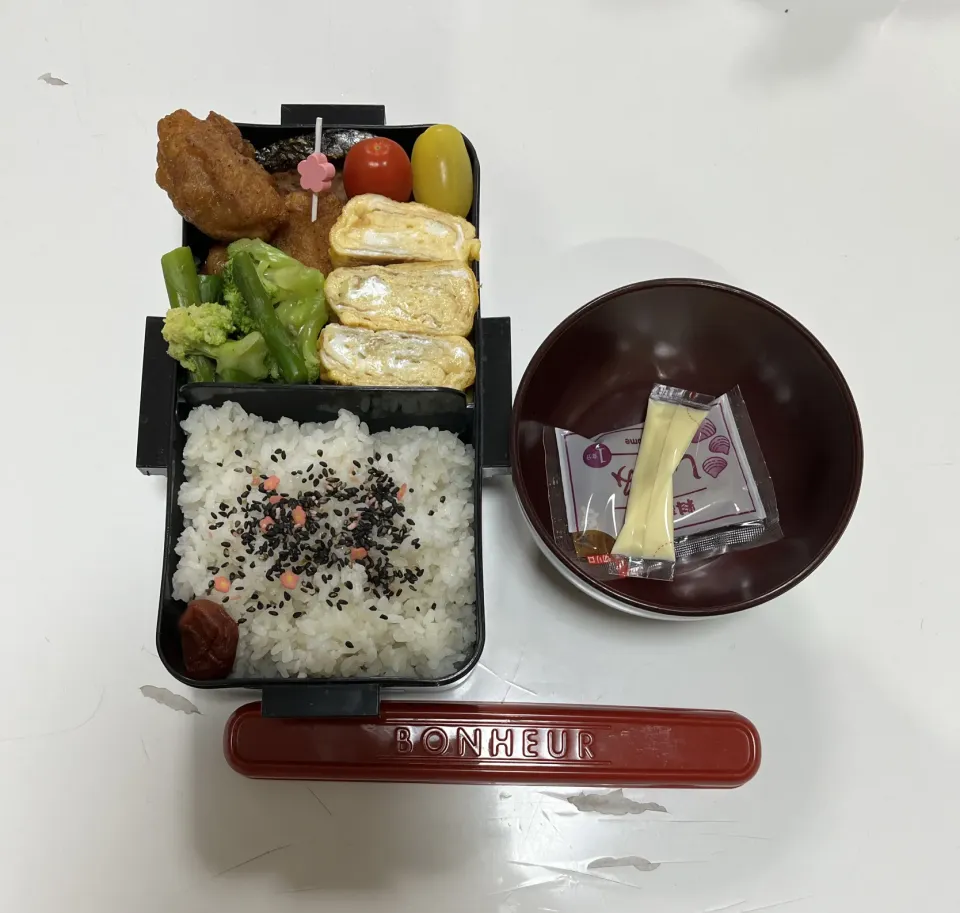 パパ弁☆唐揚げ☆鮭☆卵焼き☆ブロッコリー☆アスパラ☆プチトマト☆みそ汁|Saharaさん