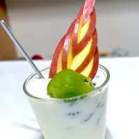 林檎とキーウィのヨーグルトパフェ🥝🍎|マニラ男さん