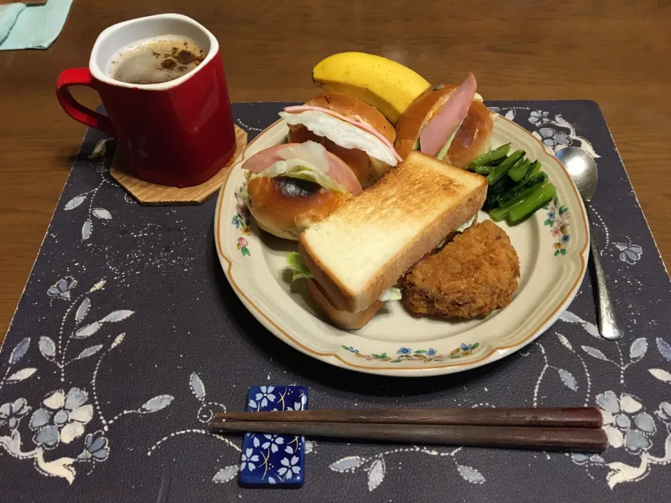 レーズンロールパントーストサンドイッチ、トーストサンドイッチ、メンチカツ、野沢菜漬け、ホットコーヒー、バナナ(昼飯)|enarinさん