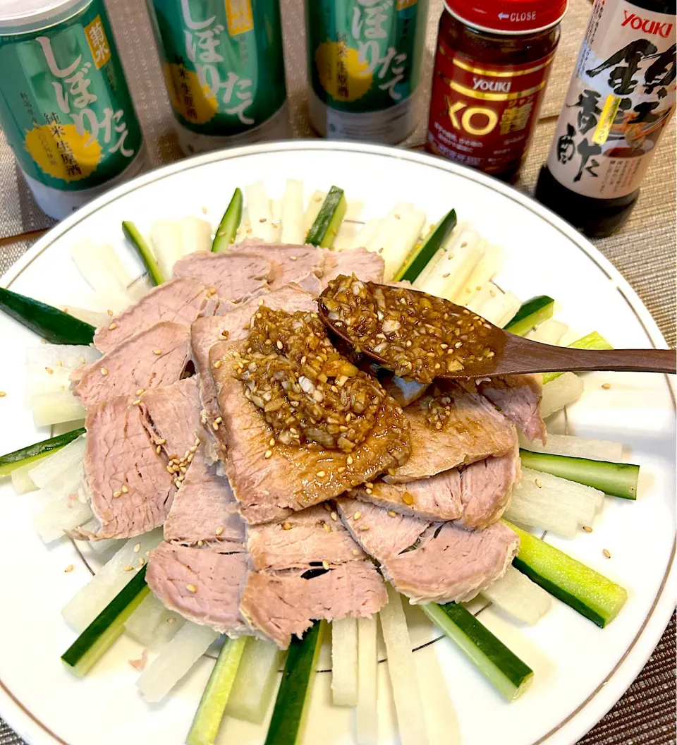 茹で豚の香味ダレ♪✖️菊水純米生原酒しぼりたて！！茹で豚は生姜、ニンニク、長ネギ、ハッカクを入れて茹でました。香味ダレには鎮江香酢と刻みネギ、刻み生姜、いりごま、ごま油を入れました。大根ときゅうりを短冊に切ったものを敷き、茹で豚を盛り付け出来上がり♪|笙　みかんさん