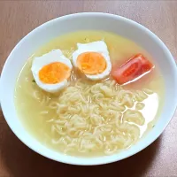 トマトと茹で卵をのせた塩ラーメン