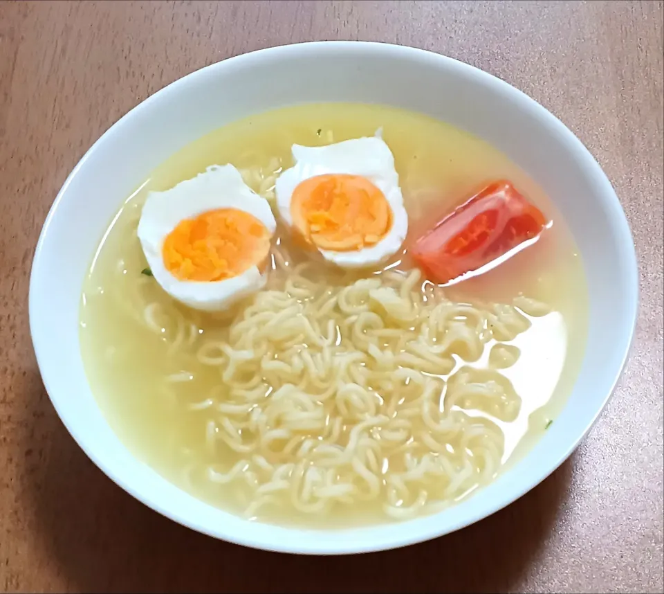 トマトと茹で卵をのせた塩ラーメン|ナナさん