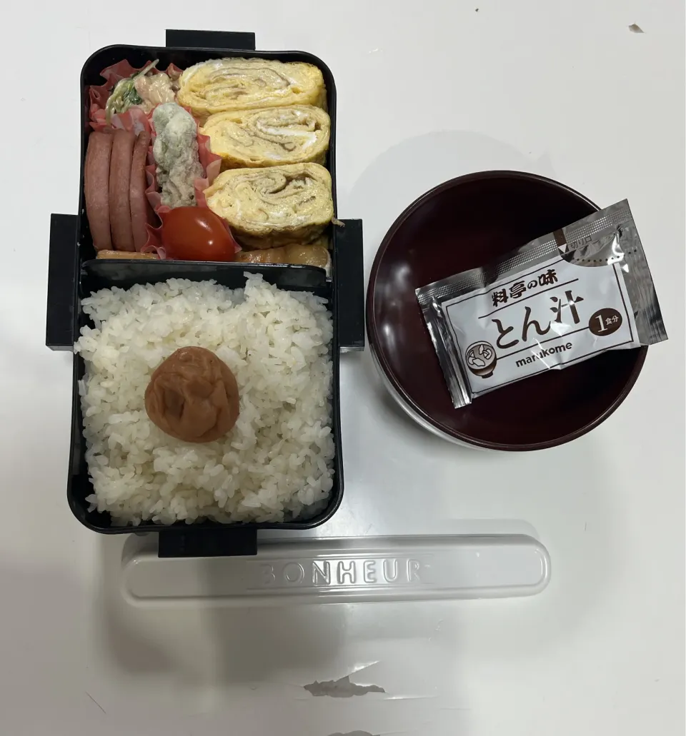 パパ弁☆サラダ（カニカマ・かいわれ）☆鮭☆卵焼き☆ボロニアハム☆プチトマト☆ちくわの磯辺揚げ☆みそ汁|Saharaさん