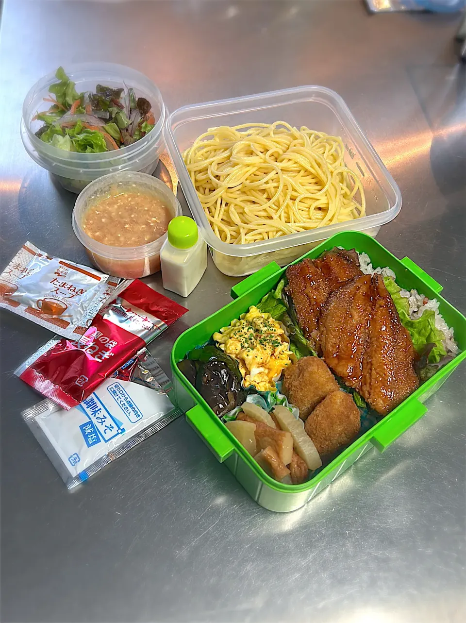 R7.2/5㈬  ·͜·♡さんまの蒲焼&たらスパ弁当👨🏻‍🍳|hamakoさん