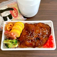 豚丼弁当〜🎵|やっちさん