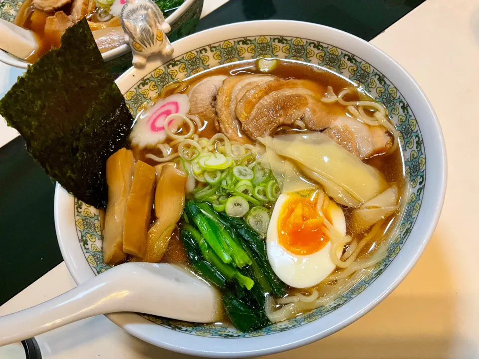 喜多方醤油ワンタン麺。
手作りチャーシュー、極太メンマ、緩めのゆで卵、ナルト、小松菜をトッピング|Takeshi  Nagakiさん
