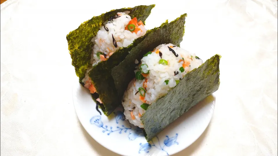 2/5の夜勤弁当
塩鮭と梅干しの混ぜ込みおにぎり🍙|卯月さん