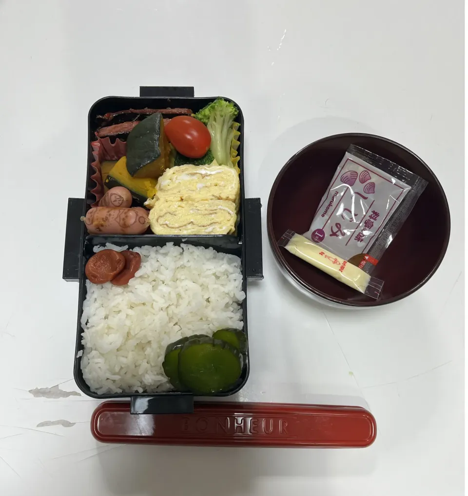 パパ弁☆鯖みりん☆卵焼き☆プチトマト☆ブロッコリー☆ちいかわウインナー☆南瓜の炊いたん☆みそ汁|Saharaさん