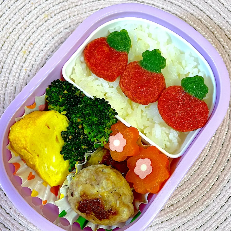 (2/6)年少さんのお弁当　　　　　　　　　　　今日はキノコとネギたっぷりつくね、チーズ入り玉子焼き、にんじんグラッセ、ブロッコリーの胡麻和え、さつま揚げにしました。|Kahoさん