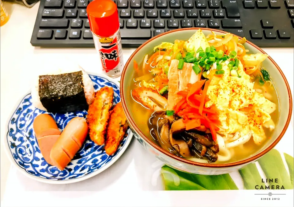 本日の日替わり弁当🍱
  沖縄そば  いろいろトッピング+おまけ

①沖縄そば

    トッピング
②薬味（青ネギ・薄焼きたまご・紅しょうが）
③かまぼこ入り野菜炒め
④三枚肉
⑤自家製 椎茸の佃煮
    おまけ
⑥三角おにぎり（山海ぶし）
⑦謎のフライと茹でたポキポキしないウィンナー|TakeBooさん