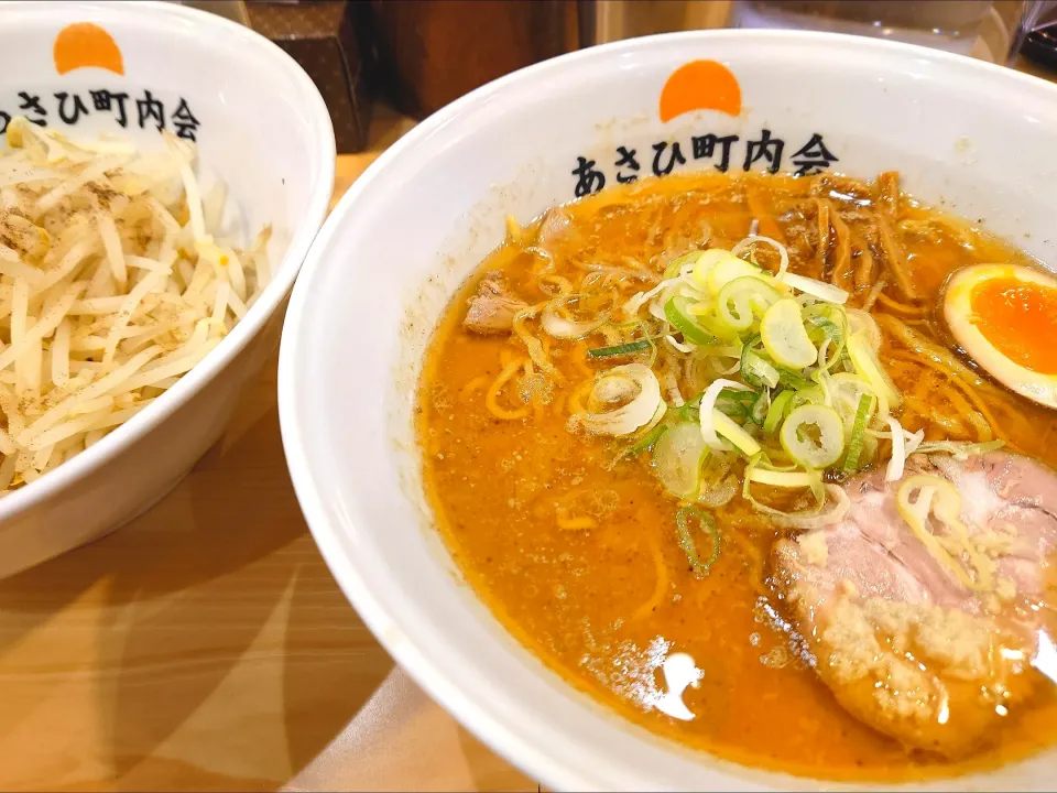 【食べログ TOKYO ラーメン 
百名店 2024 選出店】 
【価格改訂】
あさひ町内会 
20年前に恋した味噌ラーメン
 (半玉子付き、1,050円)
＋茹でもやし (別丼、150円) 
＠板橋区役所前4分 
(JR板橋駅から徒歩12分) 
25036
〈醤19塩5噌󠄀5タ2昆2出1F2冷0〉|大脇さん