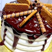 Moist Chocolate cake with vanilla swiss buttercream frosting and chocolate drip|Laarni Nabongさん