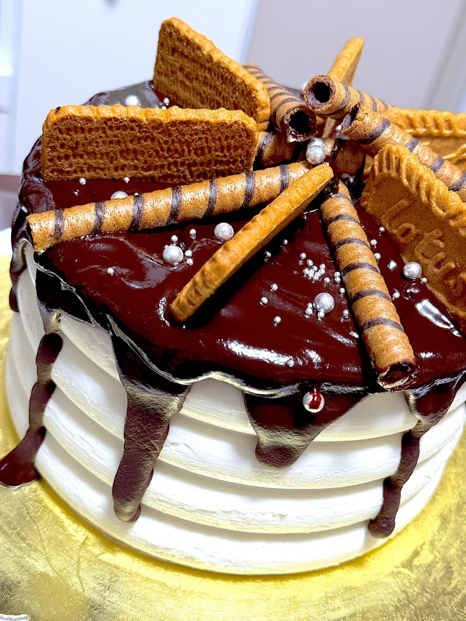 Moist Chocolate cake with vanilla swiss buttercream frosting and chocolate drip|Laarni Nabongさん