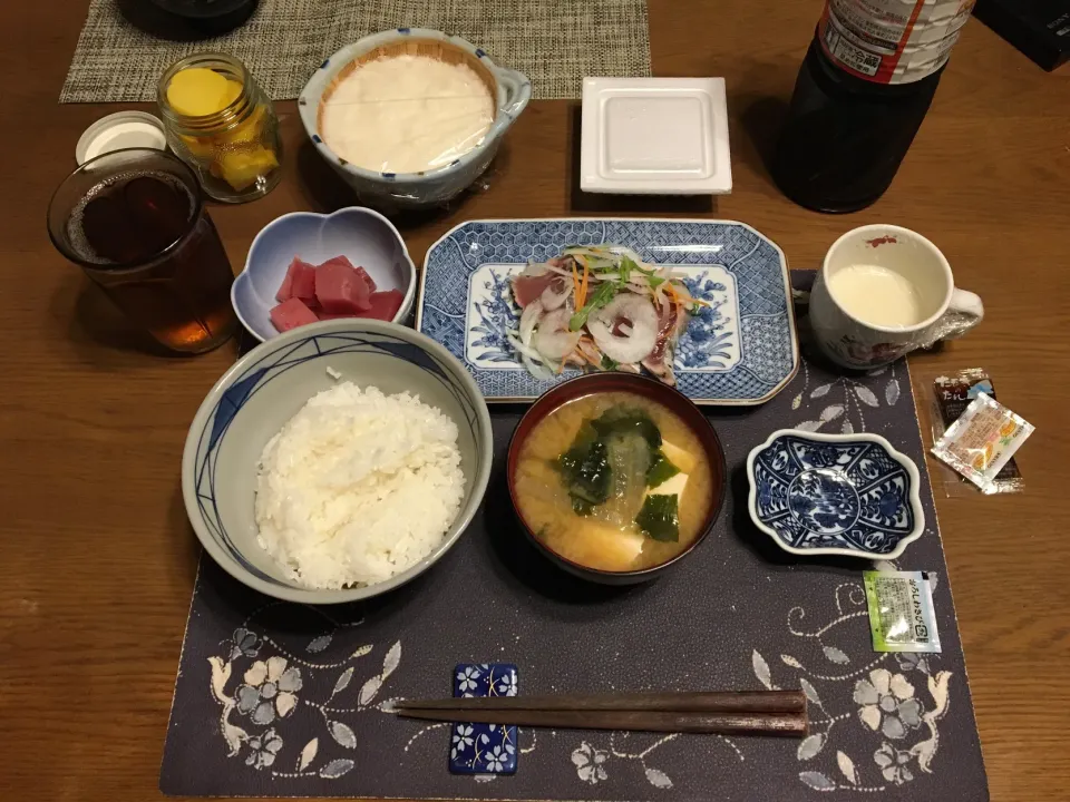 マグとろ飯(ご飯、とろろ、きはだまぐろのぶつ切り、ねりわさび、追いがつおつゆ)、きはだまぐろのぶつ切りの刺身、土佐造り、納豆、味噌汁、沢庵、烏龍茶、牛乳寒天(夕飯)|enarinさん
