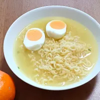 塩ラーメン、みかん🍊をつけて