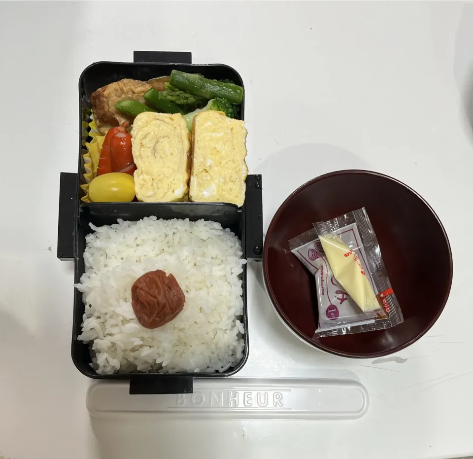 パパ弁☆鮭☆さつま芋の天ぷら☆卵焼き☆アスパラ☆ブロッコリー☆プチトマト☆赤ウインナー☆みそ汁|Saharaさん