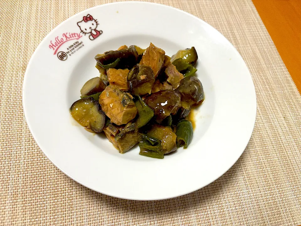 なすとサバ缶の炒め物🍆🐟|めっちいさん