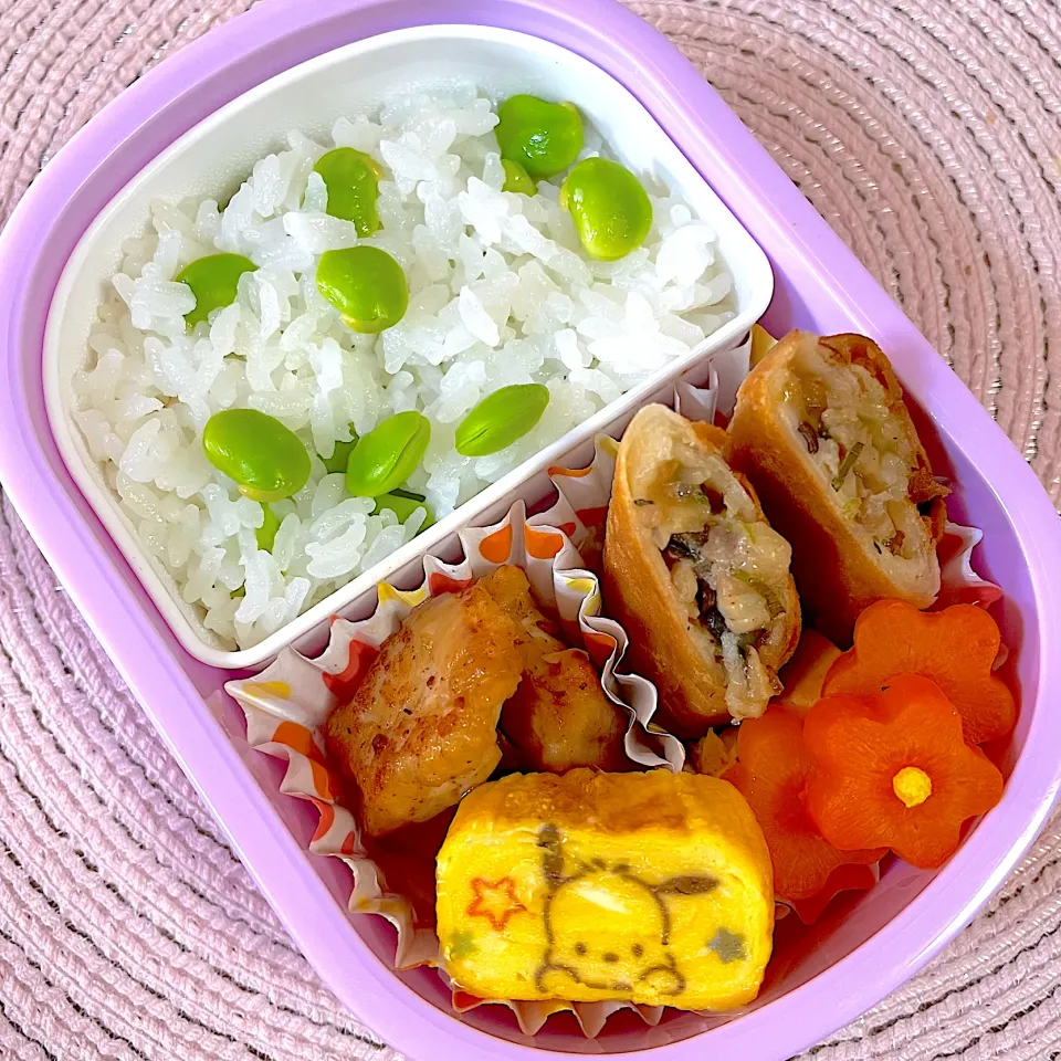(2/7)年少さんのお弁当🍱　　　　　　　　　枝豆ご飯、春巻き、ささみと玉ねぎの炒め物、玉子焼き、にんじんグラッセ|Kahoさん