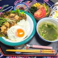 本日の日替わり弁当🍱
  つぶみそで麻婆じゃない豆腐  DELI STYLE

①麻婆じゃない豆腐ワンプレート

    トッピング
②味変 まろやか用目玉焼き
③味変 麻婆に変身  豆板醤
④わかめ・花がつお+和風サラダ
⑤汁物    わかめスープ|TakeBooさん