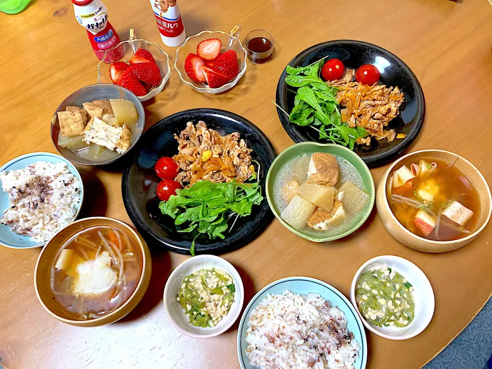 ボークチャップ、ルッコラとミニトマト、大根と厚揚げの煮物、挽き割り納豆メカブ、雑穀米ご飯、もやしとカニカマの熟甘お味噌汁、いちご、野草酵素、ヨーグルトドリンク|さくたえさん