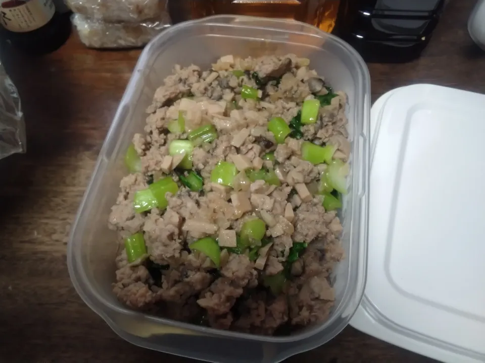 手作り肉まんのあんがだいぶ残ったので、小松菜を入れてそぼろにしてみました|にんにくと唐辛子が特に好き❤️(元シャリマー)さん