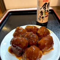 鎮江香酢で中華風肉団子♪生姜、にんじん、玉ねぎのみじん切りをたっぷり。トマトケチャップ、ウスターソース、鎮江香酢と水とき片栗粉を煮詰めた餡を絡めました|笙　みかんさん