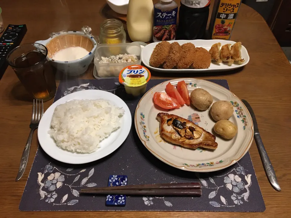ご飯、ポークソテー、じゃがバター、トマト、コロッケ、焼き餃子、とろろ、数の子のわさび漬け、沢庵、烏龍茶、市販のプリン(夕飯)|enarinさん
