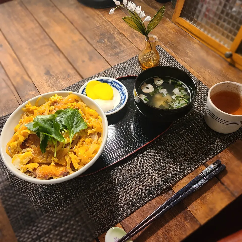 かつ丼とお吸い物と沢庵|KEITAさん