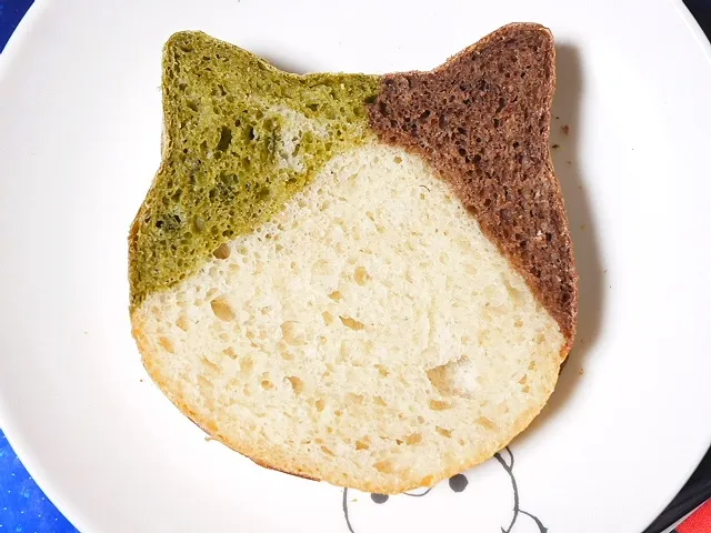 ハチワレ抹茶ココアパン焼けたよ〜✨めっちゃ抹茶！めっちゃフワフワ✨💯|深夜特急fさん