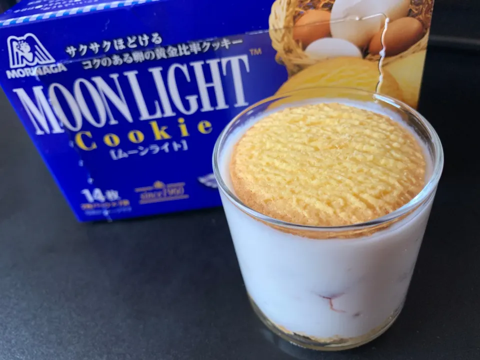 ムーンライトといちごヨーグルトパフェ|そらまめさん