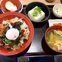 おんたま黒ビビンバ牛丼|しのぶさん