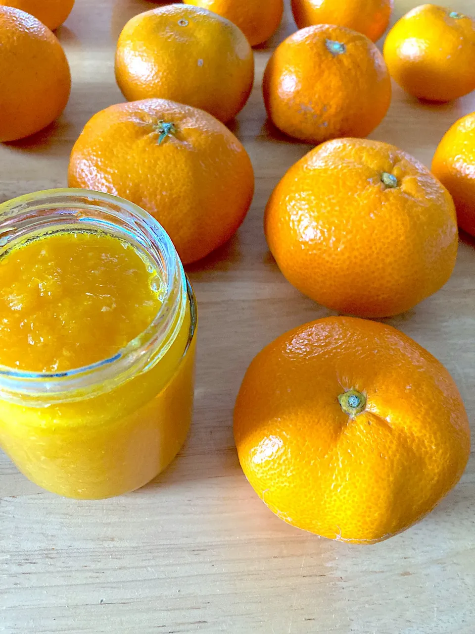 糖度20度の甘い蜜柑🍊をジャムにする後ろめたさはありつつ…明日の朔ちゃんの試合応援サンドイッチ🥪で食べさせたくてきび砂糖15gと蜂蜜たっぷりで贅沢みかんジャム🍊|さくたえさん