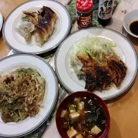 ニラXOジャンぎょうざ。ワカメスープ香酢入り。相棒しぼりたて|ピロコちゃんさん