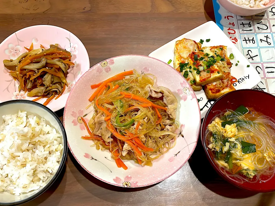 豚こまチャプチェ　トマトとニラの春雨卵スープ　キムチチーズ厚揚げ　舞茸と人参のきんぴら|おさむん17さん