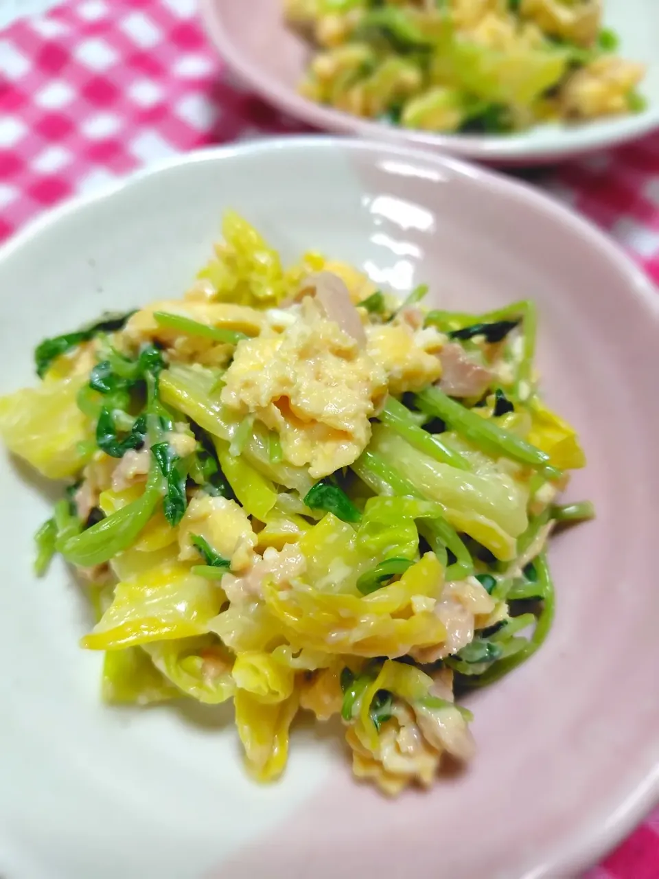 豆苗とキャベツでオイマヨ卵サラダ|藤さんちのごはんさん