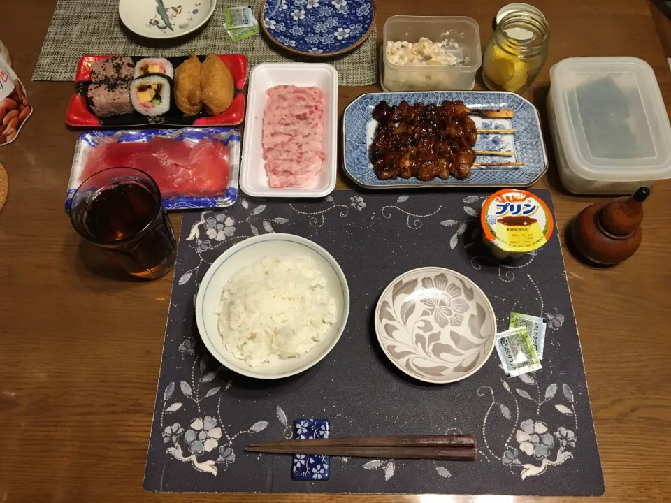 ご飯、助六、めばちまぐろの切り落とし、鮪のたたき、鳥もも肉＆ニンニク串、鶏皮串、数の子のわさび漬け、沢庵、烏龍茶、プリン(夕飯)|enarinさん