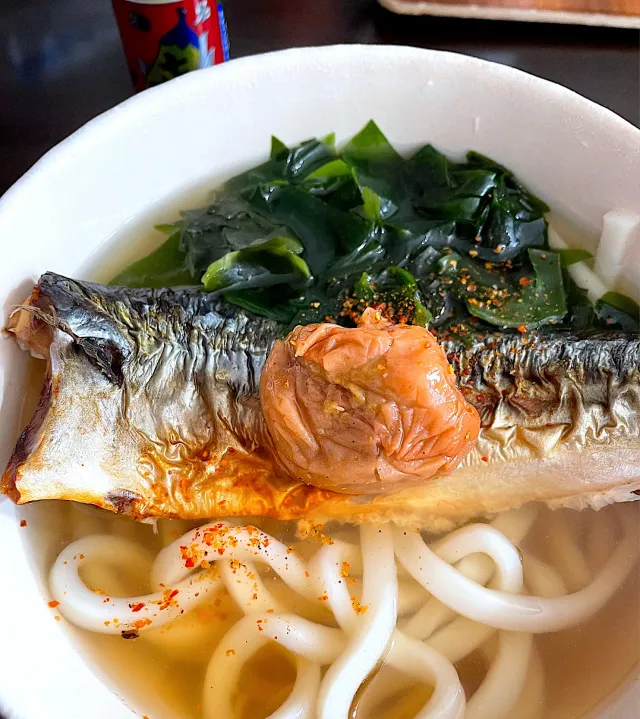 Snapdishの料理・レシピ写真:焼きサバ梅ワカメうどん｜美味しいお魚料理が作りたいあなたへ♪