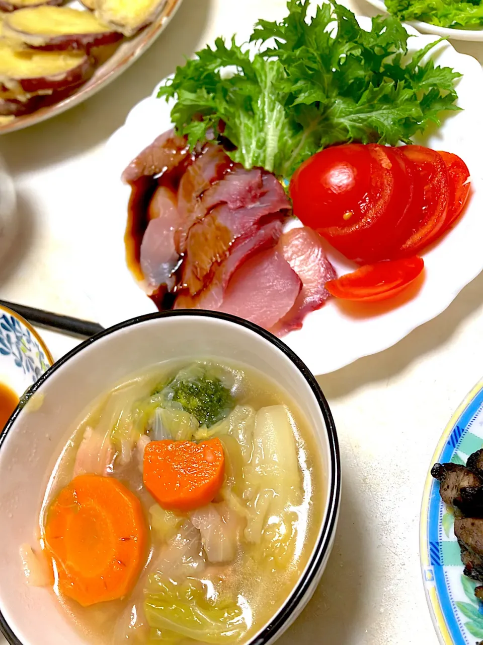 野菜だらけのコンソメスープと朝上げ活き〆ヒラマサの刺身 トマト🍅わさび菜🥬|🐈⸒⸒⸒⸒つるのダンス🐈🐾さん